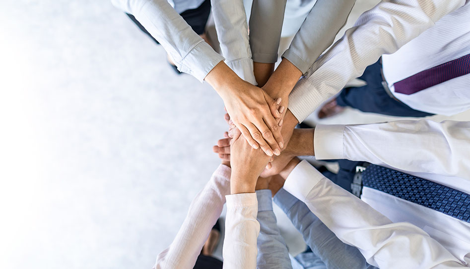 手を合わせて支え合うイメージ